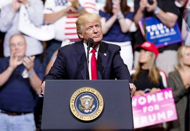 Rusi a Saudi sa sami ničia, tvrdí Trump. A hrozí clami na dovoz ropy 